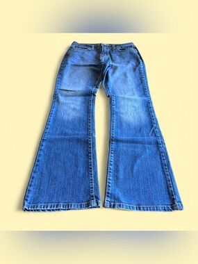 Vintage Y2K Levi’s Flare Jeans Women’s 6M Medium Wash Denim